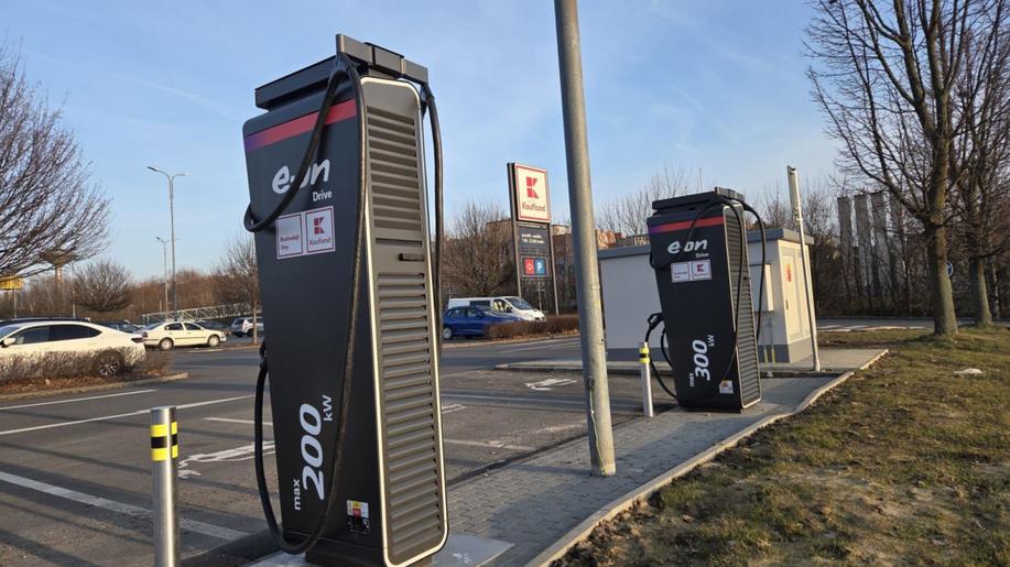 Na začátku roku 2026 nejvíce dobíjejí řidiči v síti E.ON Drive v Praze a v jižních Čechách