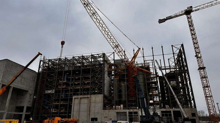 Do Komořan dorazí nový komín i jeřáb na odpad