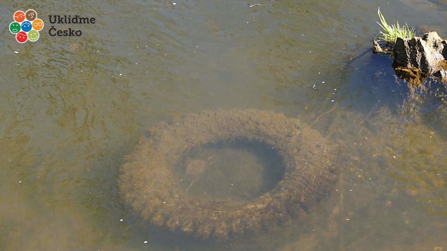 V rezervaci Meandry Smědé našli dobrovolníci při úklidu pneumatiky i matraci