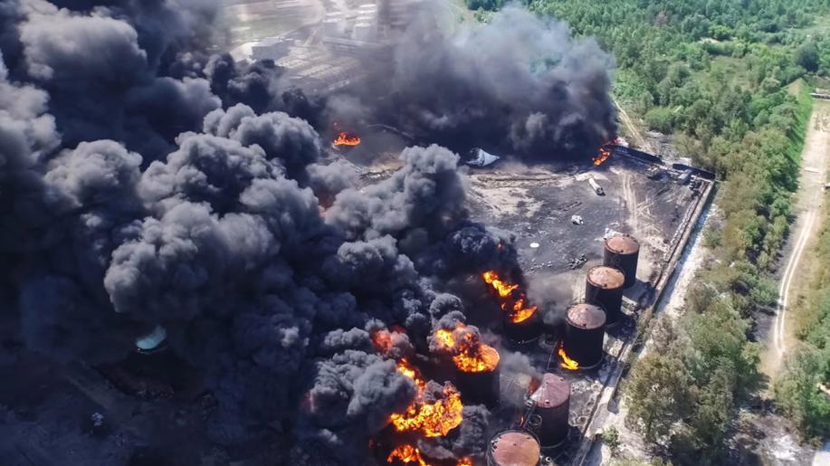 Ruská rafienérie hoří čtvrtý den a z nebe padá černý déšť, píše AFP