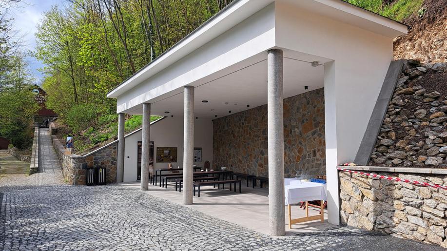 Zbrašovské jeskyně slaví 100 let od zpřístupnění, turistům nadělují nový přístřešek