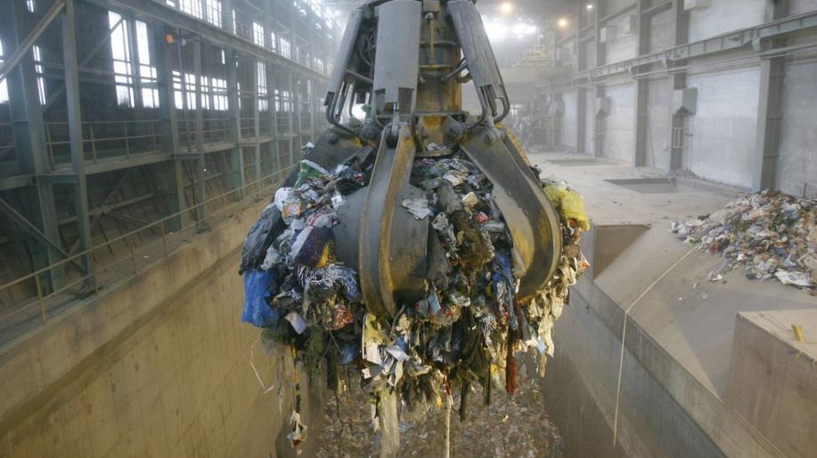 Přibývá explozí tlakových lahví s párty plyny. Pražské služby nasazují v ZEVO Malešice odolnější technologie