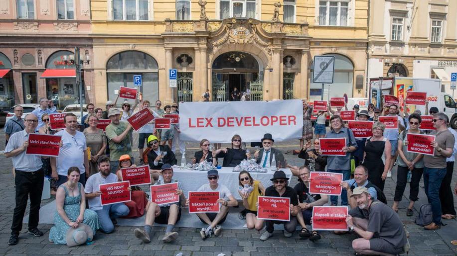 Kritici novely stavebního zákona: Zákon nelze opravit. Nahrává developerům na úkor přírody, památek i práv občanů