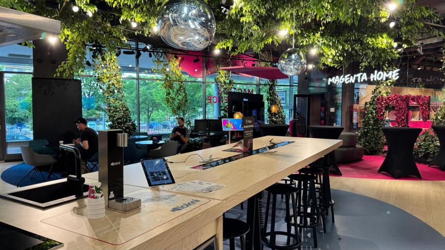 T-Mobile spolupracuje s Lokni. Filtrovanou vodu nově nabízí v Magenta Experience Center, kde zajistí pitný režim i během dětských příměstských táborů T-Mobile spolupracuje s Lokni. Filtrovanou vodu nově nabízí v Magenta Experience Center, kde zajistí pitný režim i během dětských příměstských táborů