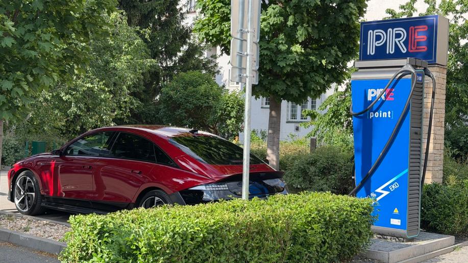 V prvním pololetí přibylo v síti PRE POINT 32 veřejných dobíjecích stanic. Spotřeba meziročně vzrostla o 45 %, počet unikátních transakcí o 40 %