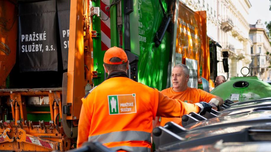 Léto prověřuje popeláře Pražských služeb. Za směnu ujdou až 20 tisíc kroků a odvezou tuny odpadu Léto prověřuje popeláře Pražských služeb. Za směnu ujdou až 20 tisíc kroků a odvezou tuny odpadu