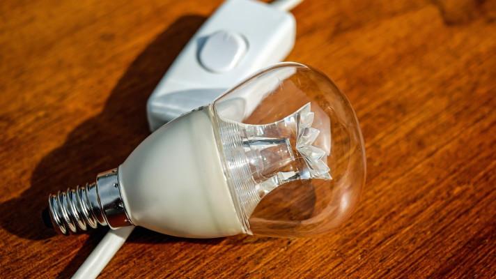 EK chce státům umožňovat podporu čistých energií a výroby polovodičů