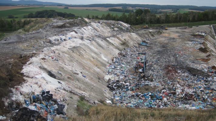 Starou skládku v Chuchli do roku 2021 zakryje vrstva jílu
