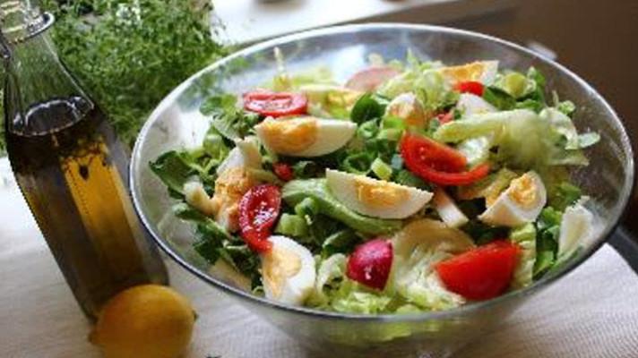 Recept - Vajíčkový letní salát s ředkvičkami a kedlubnou Recept - Vajíčkový letní salát s ředkvičkami a kedlubnou