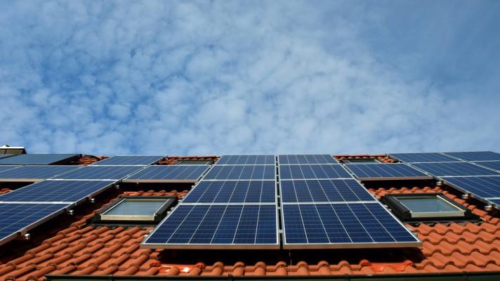 Solární a fotovoltaické panely: Jak se vydat na cestu k vlastní udržitelné energii?