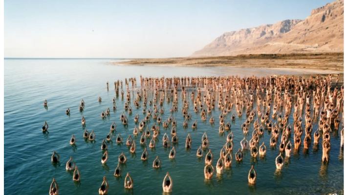 Američan Tunick fotografoval 300 nahých Izraelců u vysychajícího Mrtvého moře