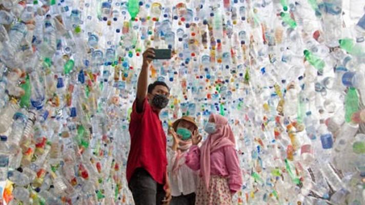 V Indonésii vzniklo muzeum z plastů, aby upozornilo na krizi v oceánech