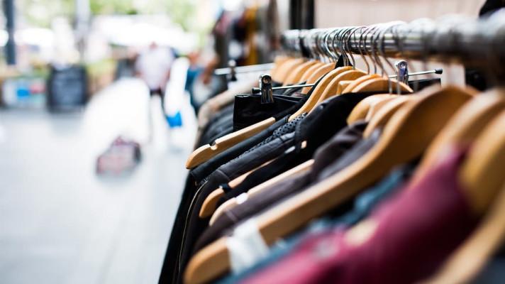 Francouzi stále častěji nakupují oblečení z druhé ruky