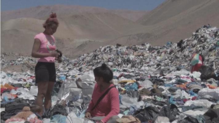 Chilská poušť Atacama se mění na hřbitov nechtěného oblečení z celého světa