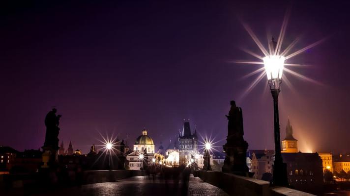 Některá města na světě září jasněji než jiná, Praha patří mezi nejtemnější