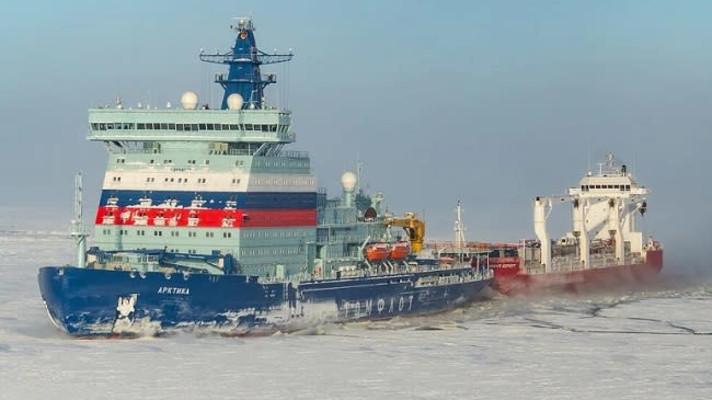 Jaderný ledoborec Arktika poprvé dovedl karavanu lodí do Peveku