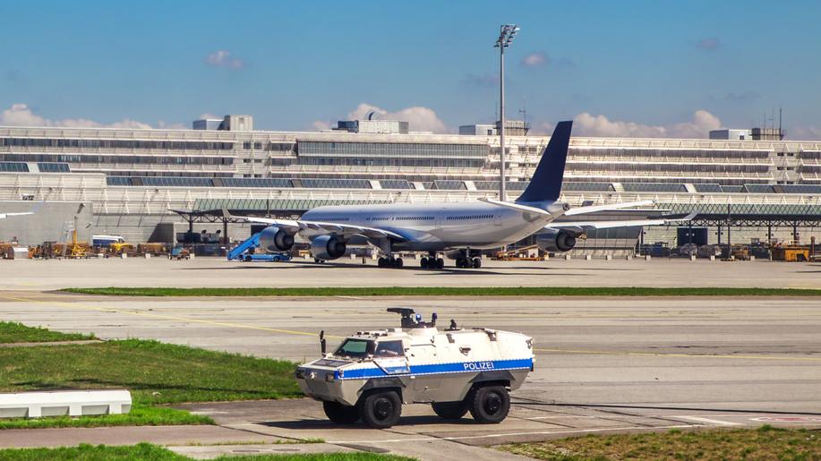 Klimatičtí aktivisté krátce zablokovali ranvej na mnichovském letišti