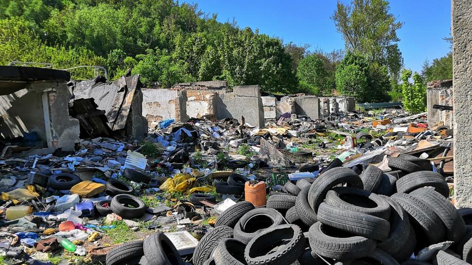 Odstraněním torz bývalých garáží pokračuje další etapa likvidace černé skládky odpadů u Muglinovské ulice