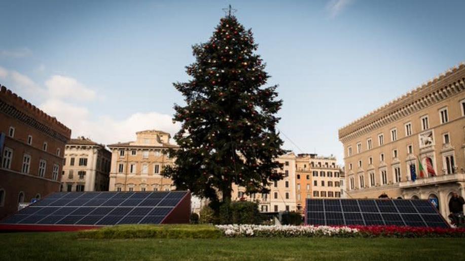Vánoční strom napájený ze solárních panelů vzbudil v Římě nevoli