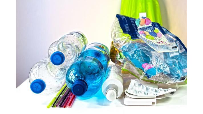 Komise zavádí opatření ke snížení znečištění životního prostředí mikroplasty