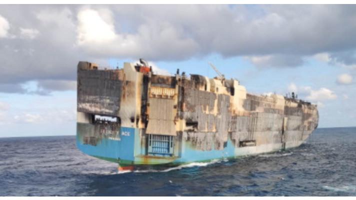 Ohořelá loď s tisíci luxusními vozy na palubě se potopila