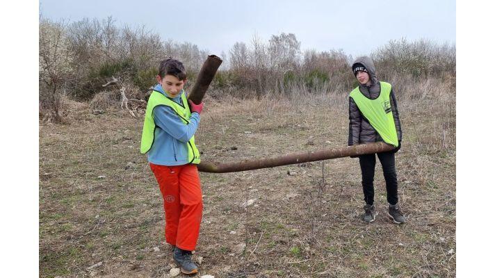 Dobrovolníci odstraňovali černé skládky v rezervaci velkých kopytníků v rámci akce Ukliďme Česko