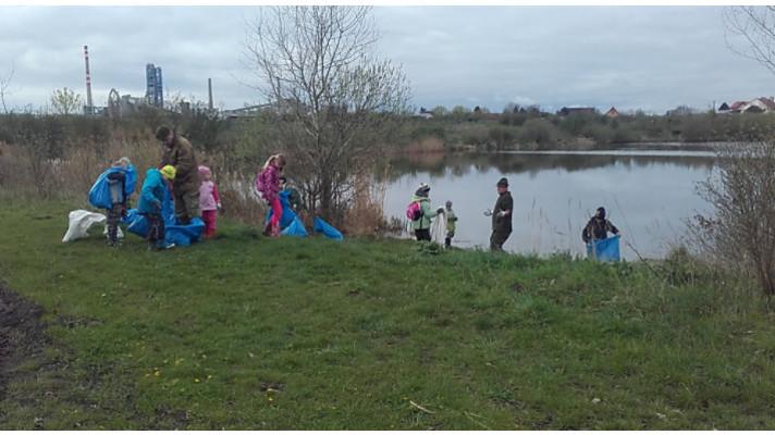 Skupinka dobrovolníků dnes uklízela okolí Medkových rybníků v Kroměříži