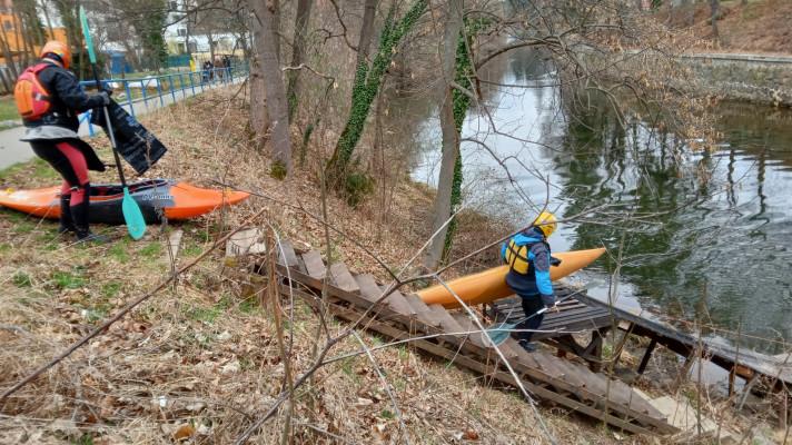 Ukliďme Česko: Vodáci uklízeli v lese i na vodě
