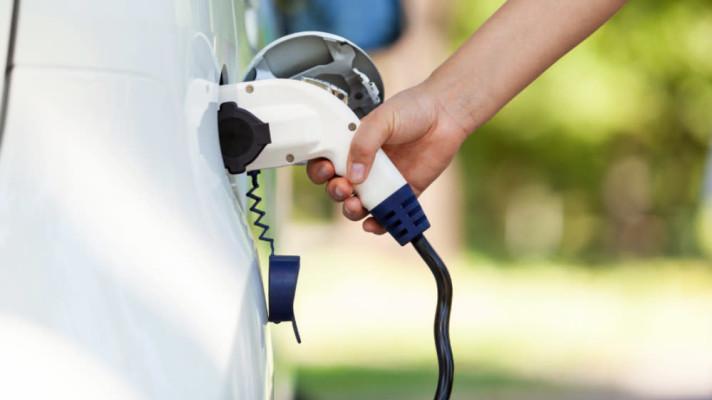 MŽP pro energetickou nezávislost: 600 milionů na nákup elektromobilů a aut na vodík nejen pro obce