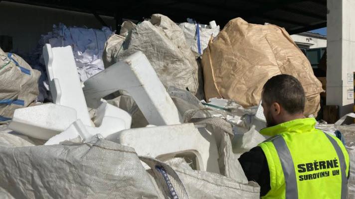 V odpadové firmě Sběrné suroviny UH z Uherského Hradiště jdou naproti recyklaci polystyrenu