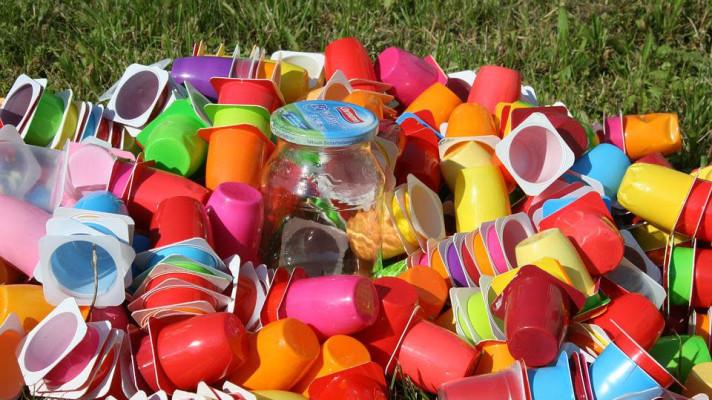 Recyklace na snížení množství plastového odpadu nestačí, tvrdí britský průzkum