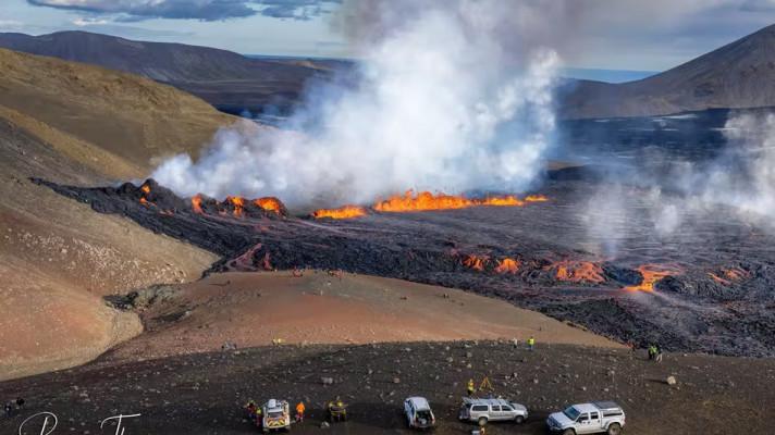 Stovky zvědavců se i přes výzvy úřadů přišly podívat na erupci islandské sopky