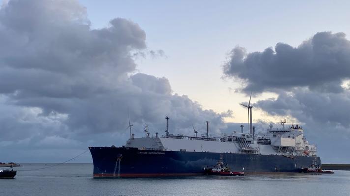První loď s LNG pro Česko dorazila do nizozemského Eemshavenu