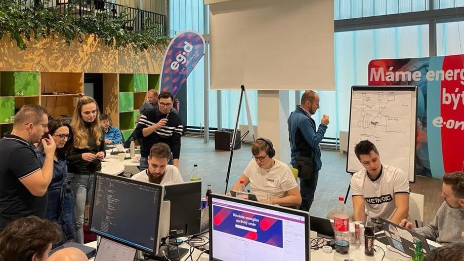 Brněnský hackathon přinesl prototyp aplikace pro energetické komunity. Vítězný tým ze Slovenska dostane od E.ONu 300 tisíc korun na její další rozvoj
