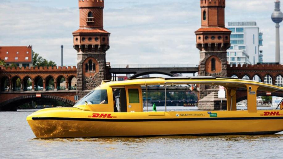 Německá pošta v Berlíně zkouší solární loď, pošťáci ji nazývají kachnou