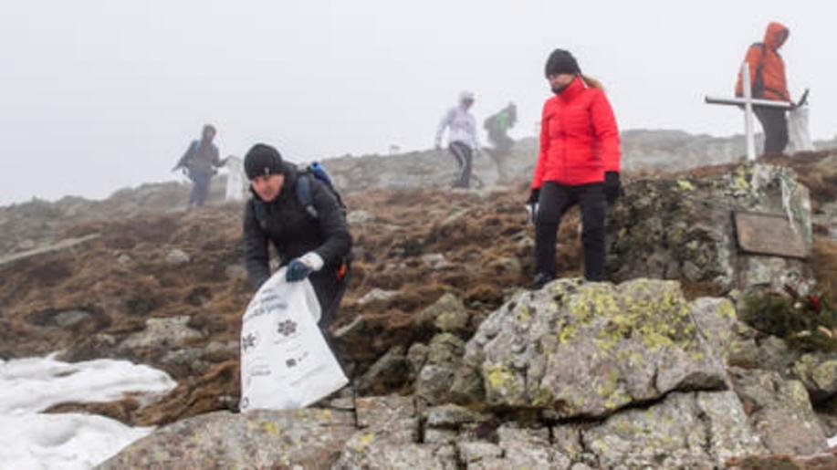 Dobrovolníci uklízeli odpadky po turistech na Sněžce a v okolí Pece pod Sněžkou