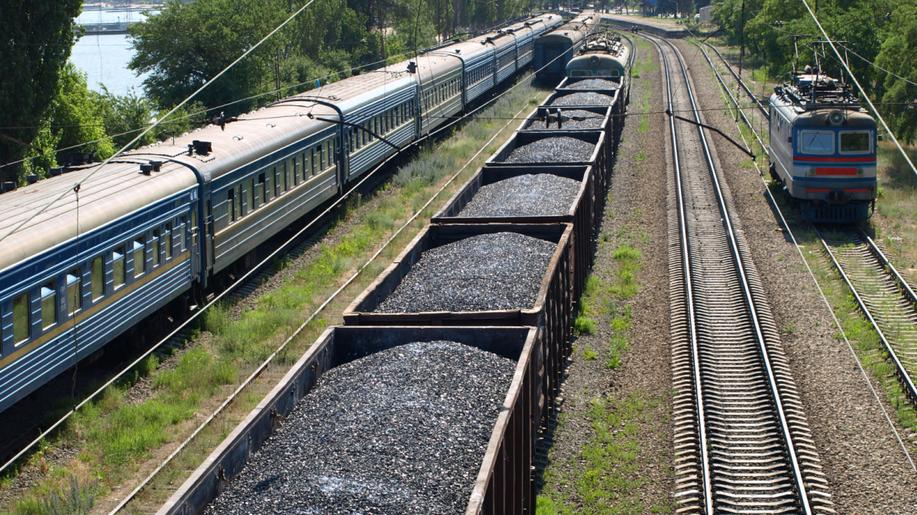 Vláda schválila postup pro využití nákladních mimořádných vlaků v obecném zájmu. Může pomoci vozit rychleji energetické suroviny