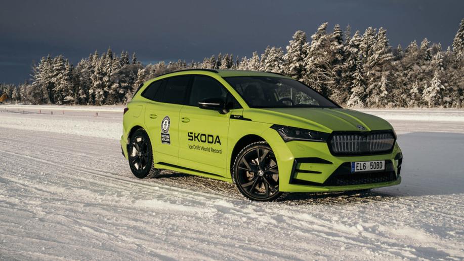 Škoda Enyaq RS iV pokořila 7,351 km dlouhým driftem na ledě dva GUINESSOVY SVĚTOVÉ REKORDY