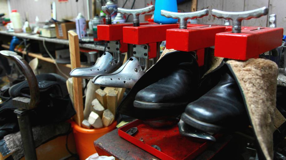 Obuvníci v Japonsku vyzdvihují hodnotu oprav bot odkazem na Karla III.
