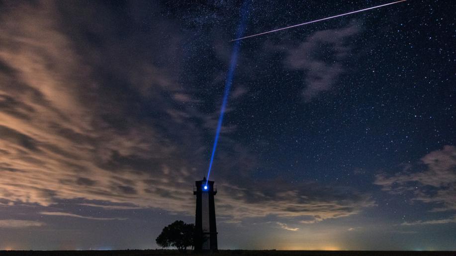 Vědci chtějí pro světelné znečištění omezit družicové konstelace typu Starlink