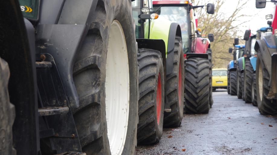 Brusel zablokovaly skoro 3000 traktorů, farmáři brojí proti snižování emisí