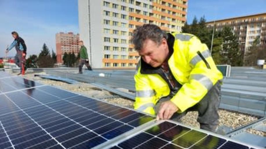 Brněnská sluneční elektrárna se během jara rozrostla. Vyrobí energii pro 150 domácností