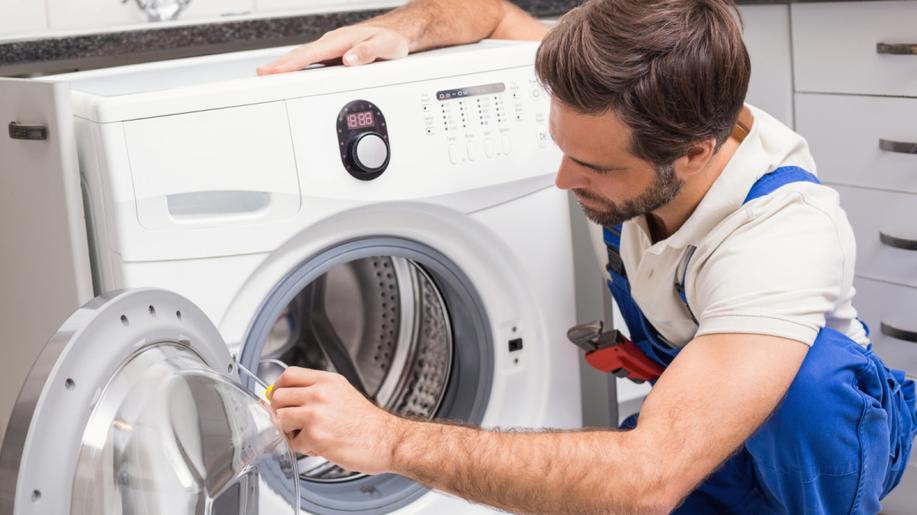 Brusel navrhuje, aby firmy nabízely opravy praček a televizí i po záruce