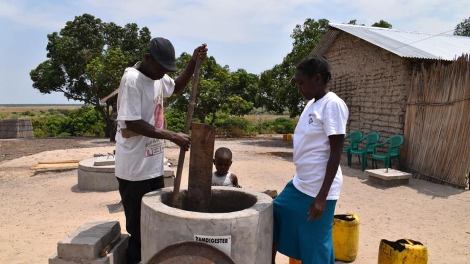 V západní Zambii stavíme bioplynárny a bojujeme tak se změnou klimatu