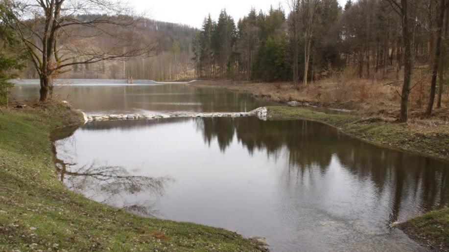 Nová lesní nádrž na Bruntálsku zadržuje v krajině vodu