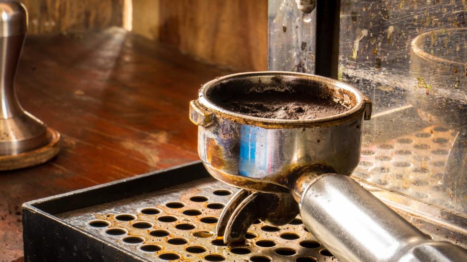 Výzkumníci chtějí využít kávovou sedlinu při čištění odpadních vod