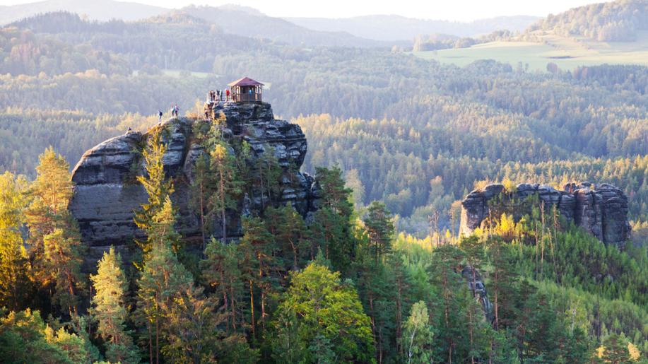 Bezpečnost pohybu v lesích Národního parku České Švýcarsko pomůže v létě ochránit nový semafor, reagující na výstrahy ČHMÚ s odstupňovaným požárním rizikem