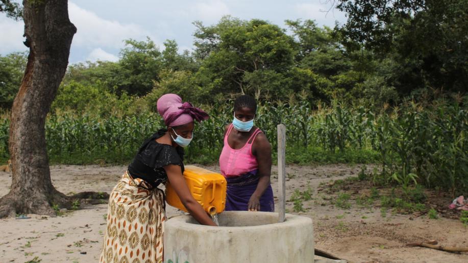 V západní Zambii úspěšně pokračuje projekt ČRA podporující ochranu životního prostředí stavěním bioplynáren