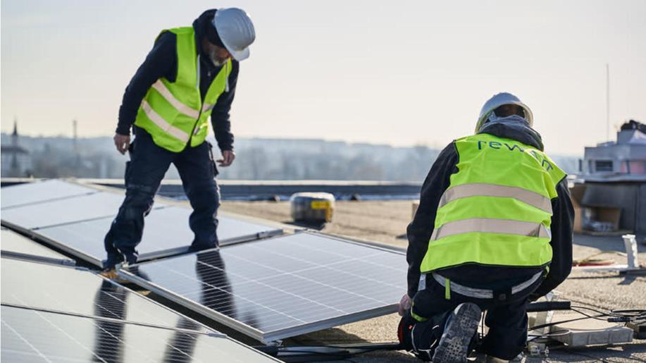 Fotovoltaika a firmy: 5 důvodů, proč chtít střešní fotovoltaickou elektrárnu