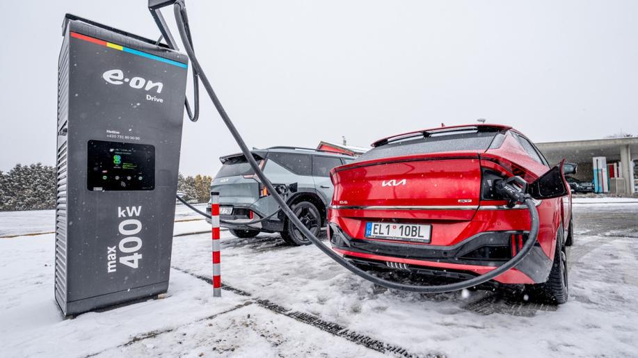 Nejvýkonnější hub v síti E.ON Drive v Česku dobije naráz devět elektromobilů. Jeho výkon testují vozy Kia